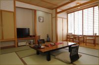 ■02平屋建てバリアフリーの館内館内は平屋建てなので安心してお泊りいただけます。奥行きが広く、お部屋から中庭のロケーションを楽しんで下さい。 夕食はお部屋出しで、朝食は宴会場でお召し上がり下さい。