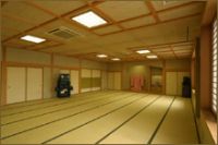 ■05平屋建てバリアフリーの館内館内は平屋建てなので安心してお泊りいただけます。奥行きが広く、お部屋から中庭のロケーションを楽しんで下さい。 夕食はお部屋出しで、朝食は宴会場でお召し上がり下さい