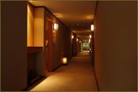 ■06平屋建てバリアフリーの館内館内は平屋建てなので安心してお泊りいただけます。奥行きが広く、お部屋から中庭のロケーションを楽しんで下さい。 夕食はお部屋出しで、朝食は宴会場でお召し上がり下さい。