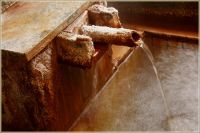 ■家族風呂_03貸切で贅沢に･･･こじんまりした湯船を満たす源泉かけ流しの湯。他のお客様を気にせず、ゆっくりと温泉をお楽しみ頂けます。