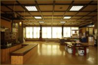 ■03平屋建てバリアフリーの館内館内は平屋建てなので安心してお泊りいただけます。奥行きが広く、お部屋から中庭のロケーションを楽しんで下さい。 夕食はお部屋出しで、朝食は宴会場でお召し上がり下さい。