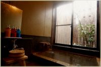 ■家族風呂_01貸切で贅沢に･･･こじんまりした湯船を満たす源泉かけ流しの湯。他のお客様を気にせず、ゆっくりと温泉をお楽しみ頂けます。